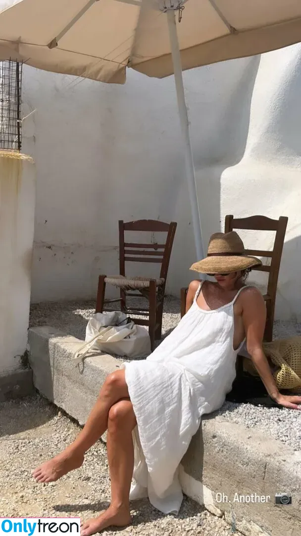 Lily James nude photo #0426 (lillyjames / lilyjamesofficial)