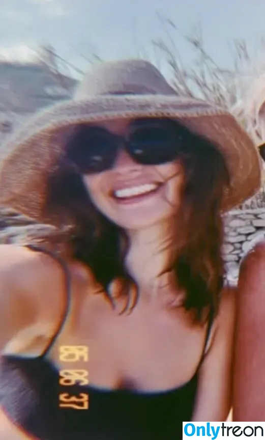 Lily James nude photo #0427 (lillyjames / lilyjamesofficial)