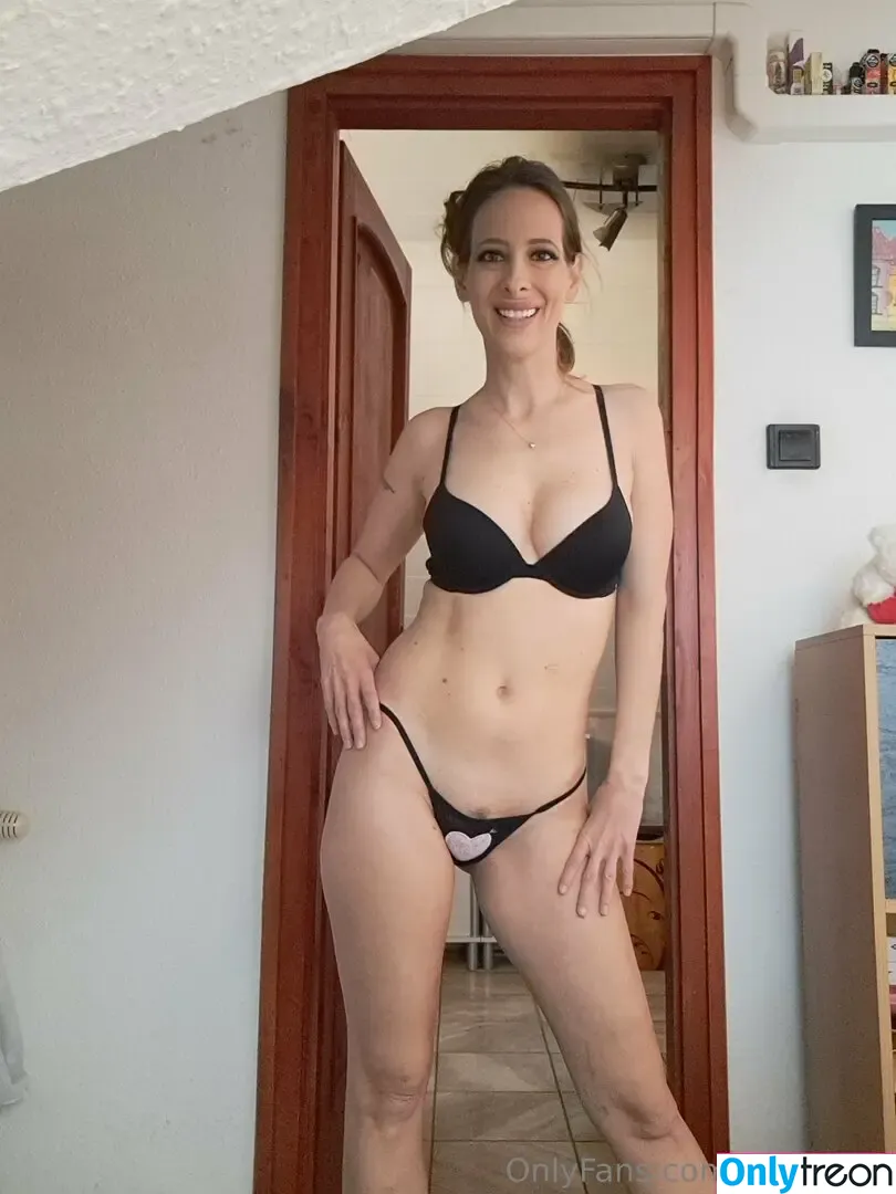 lilyfree50 nude photo #0022 (rofree0)