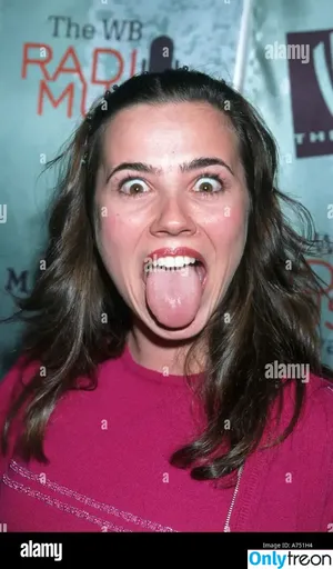 Linda Cardellini / lindacardellini nude photo #0060
