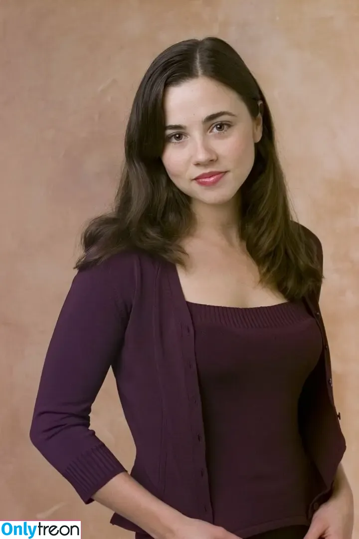 Linda Cardellini nude photo #0057 (lindacardellini)