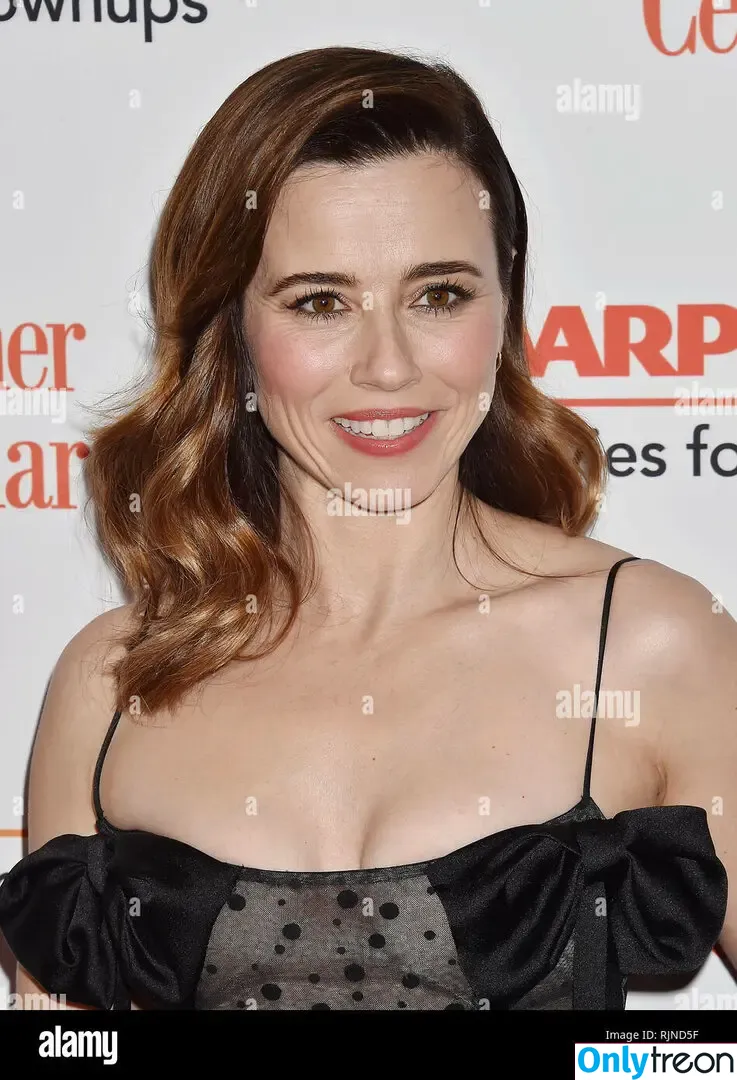 Linda Cardellini nude photo #0064 (lindacardellini)