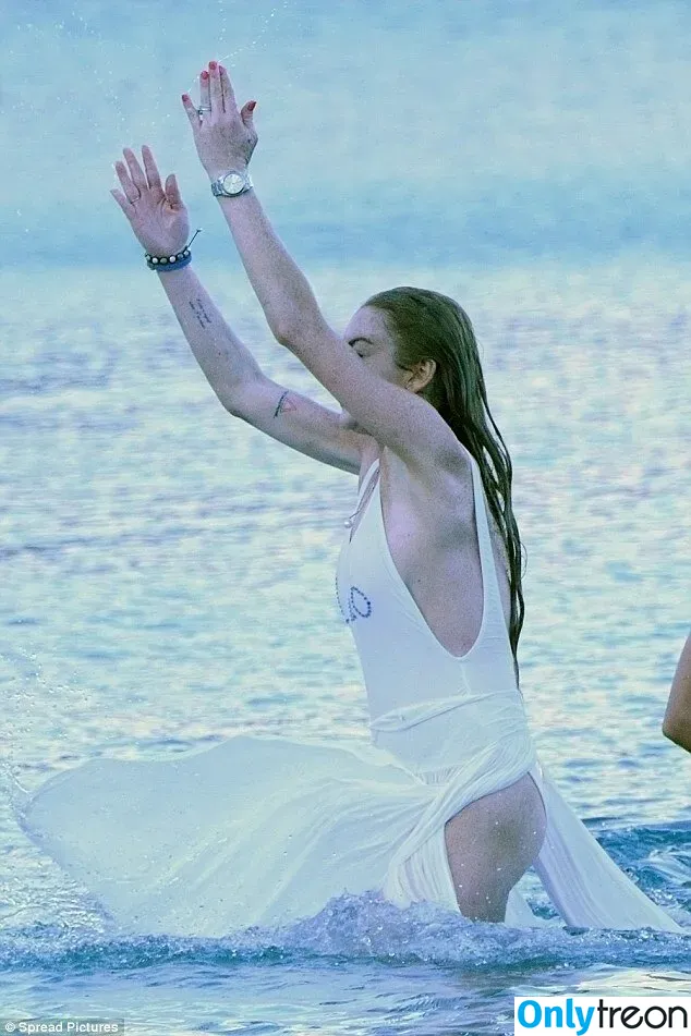 Lindsay Lohan nude photo #0099 (lindsaylohan / lindsaylohan201)