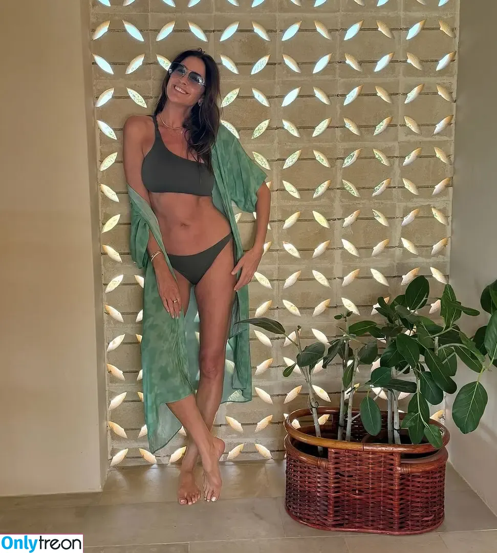 Lisa Snowdon nude photo #0400 (lisa_snowdon)