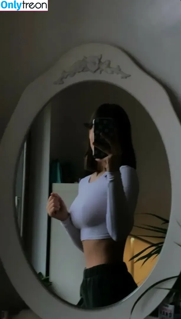 lisashnk nude photo #0007 (lisashnk)