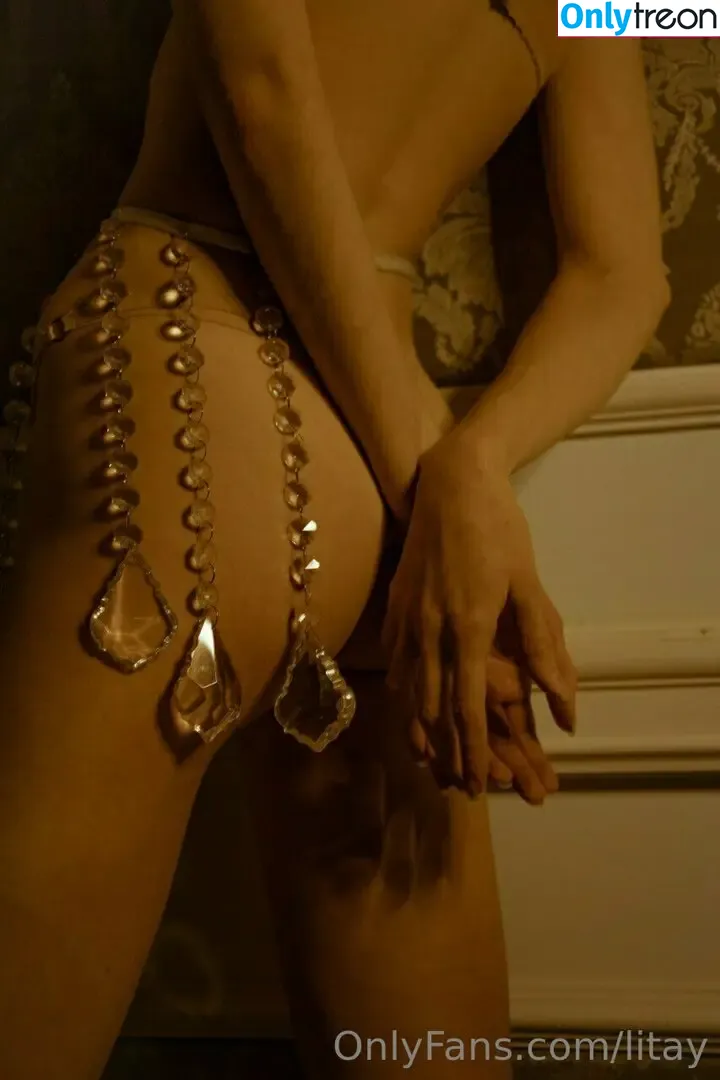 Litay nude photo #0005 (Lily / lilyjcollins)