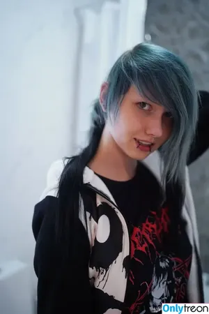 little_emo_kitten / daddys_emo_girl nude photo #1725
