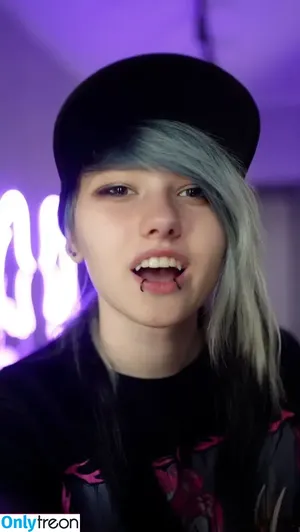 little_emo_kitten / daddys_emo_girl nude photo #1835