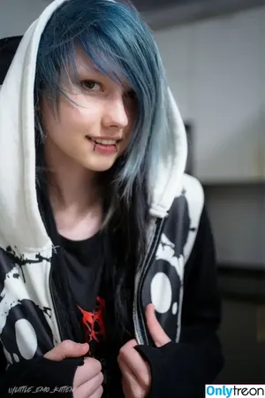 little_emo_kitten / daddys_emo_girl nude photo #1882