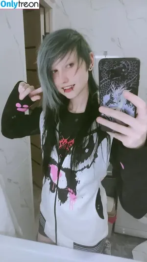 little_emo_kitten / daddys_emo_girl nude photo #1884