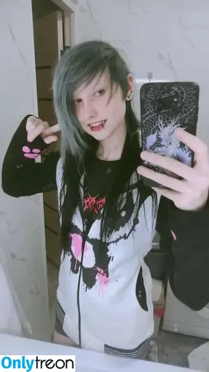 little_emo_kitten / daddys_emo_girl nude photo #1888