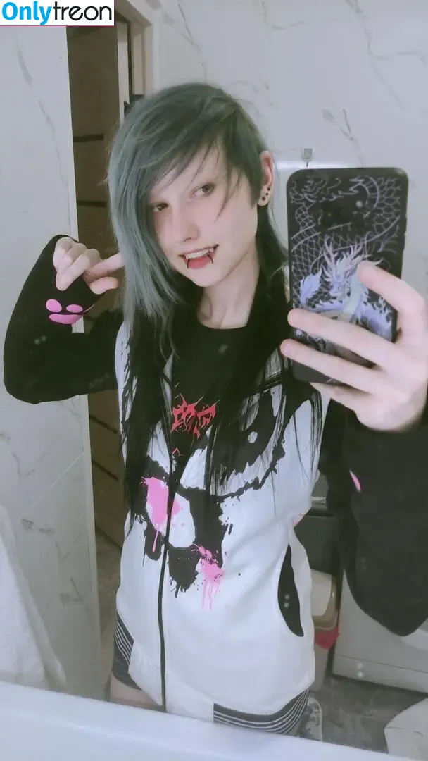 little_emo_kitten nude photo #1884 (daddys_emo_girl)