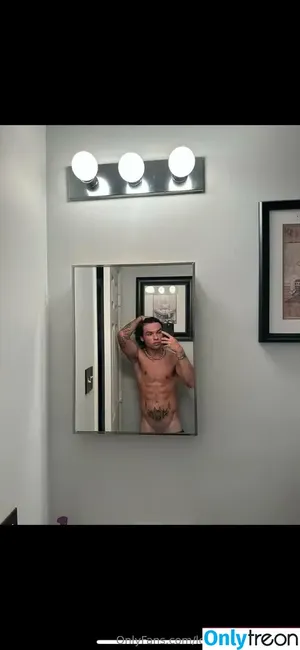 logansprivatepage / itslogantyler nude photo #0041