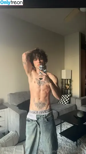 logansprivatepage / itslogantyler nude photo #0061