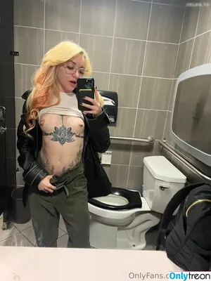 Lola Fae / LolaFaeXXX / dominalolafae / lolafae nude photo #1972