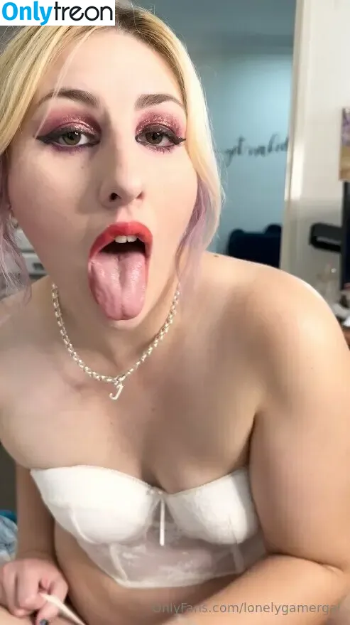 lonelygamergal nude photo #0033 (lonely_gamer_gal)