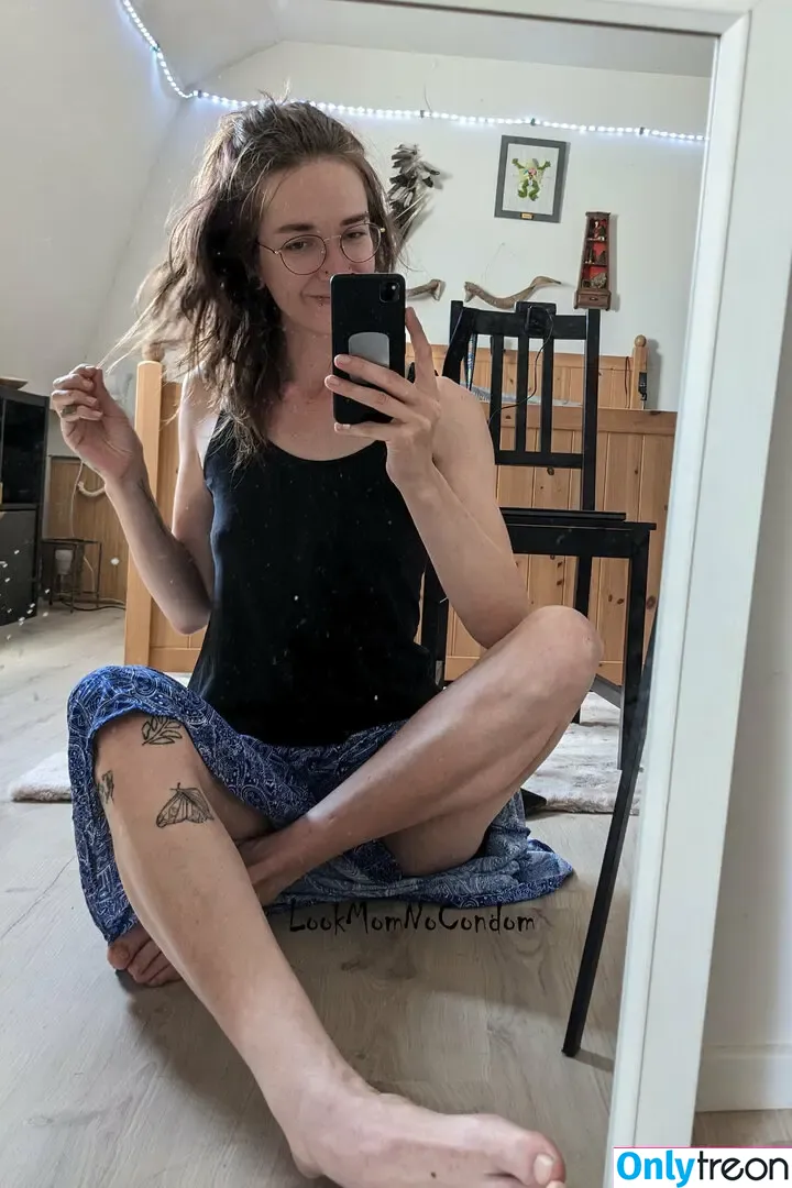 lookmomnocondom nude photo #0045 (lookmomnocondom)