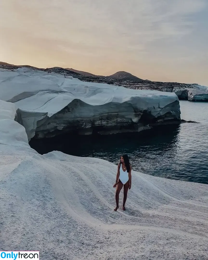 lorenasoleil / earthtravelstories nude photo #0021 (earthtravelstories)