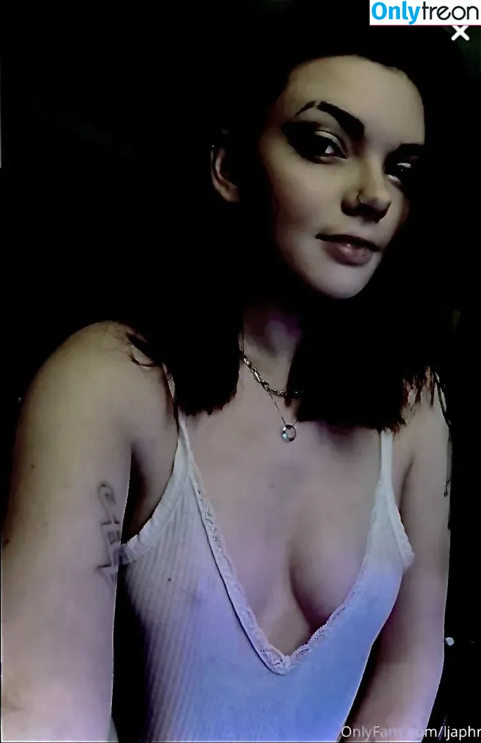 Louise Julie nude photo #0014 (Ljaphra / louisejulie_)