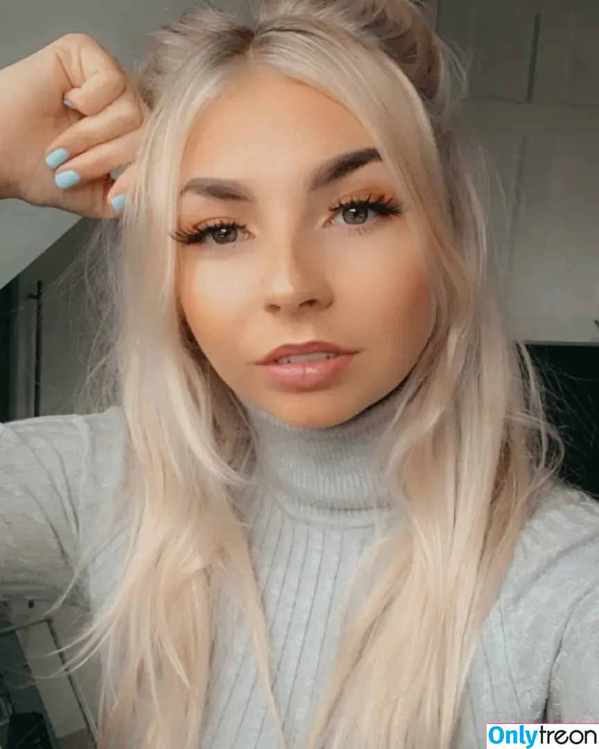 Luce M nude photo #0007 (Lucaaymac11 / lucemac11)