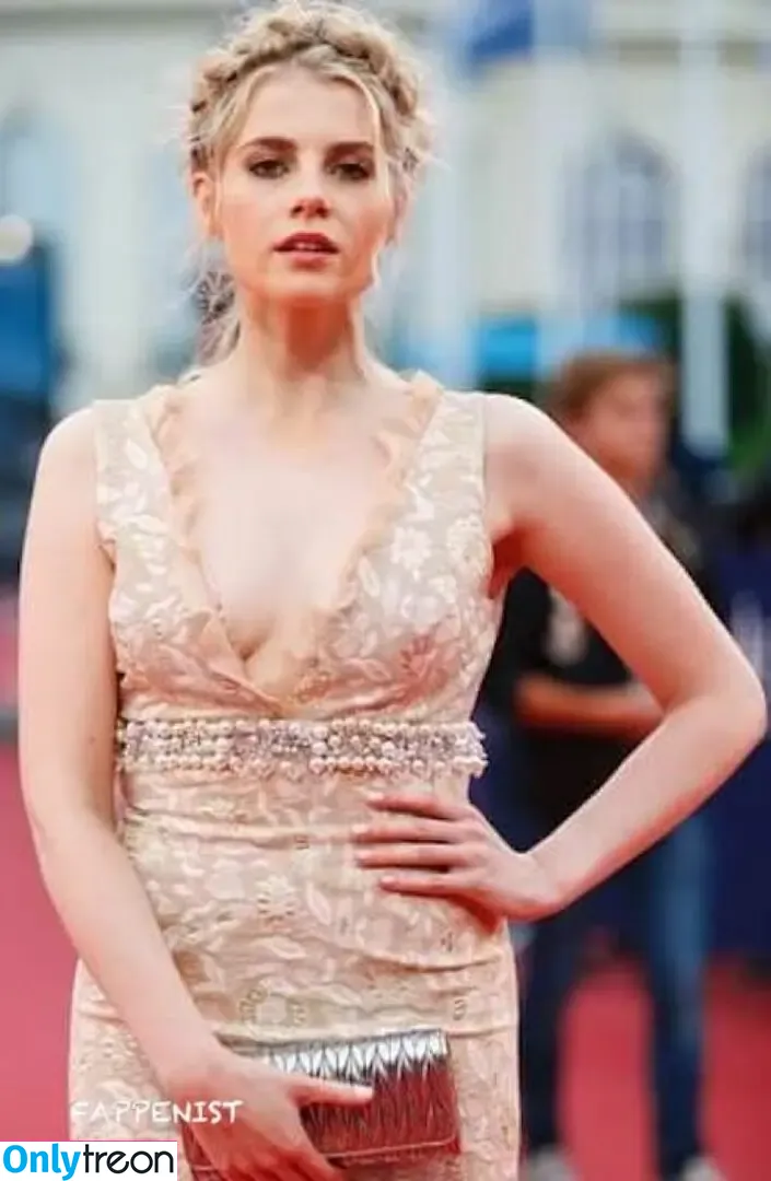 Lucy Boynton nude photo #0176 (lucyboynton1)