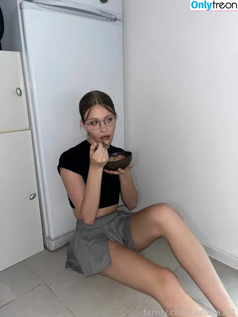 Lunaaa101 nude photo #0001 (lunaa_101 / transsluna)
