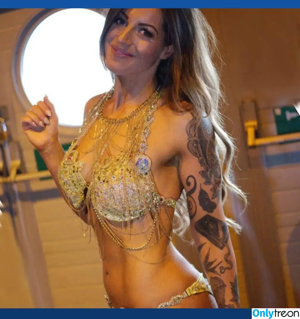 Lynsey Spence nude photo #0002 (coltspence / lyndsyspence)