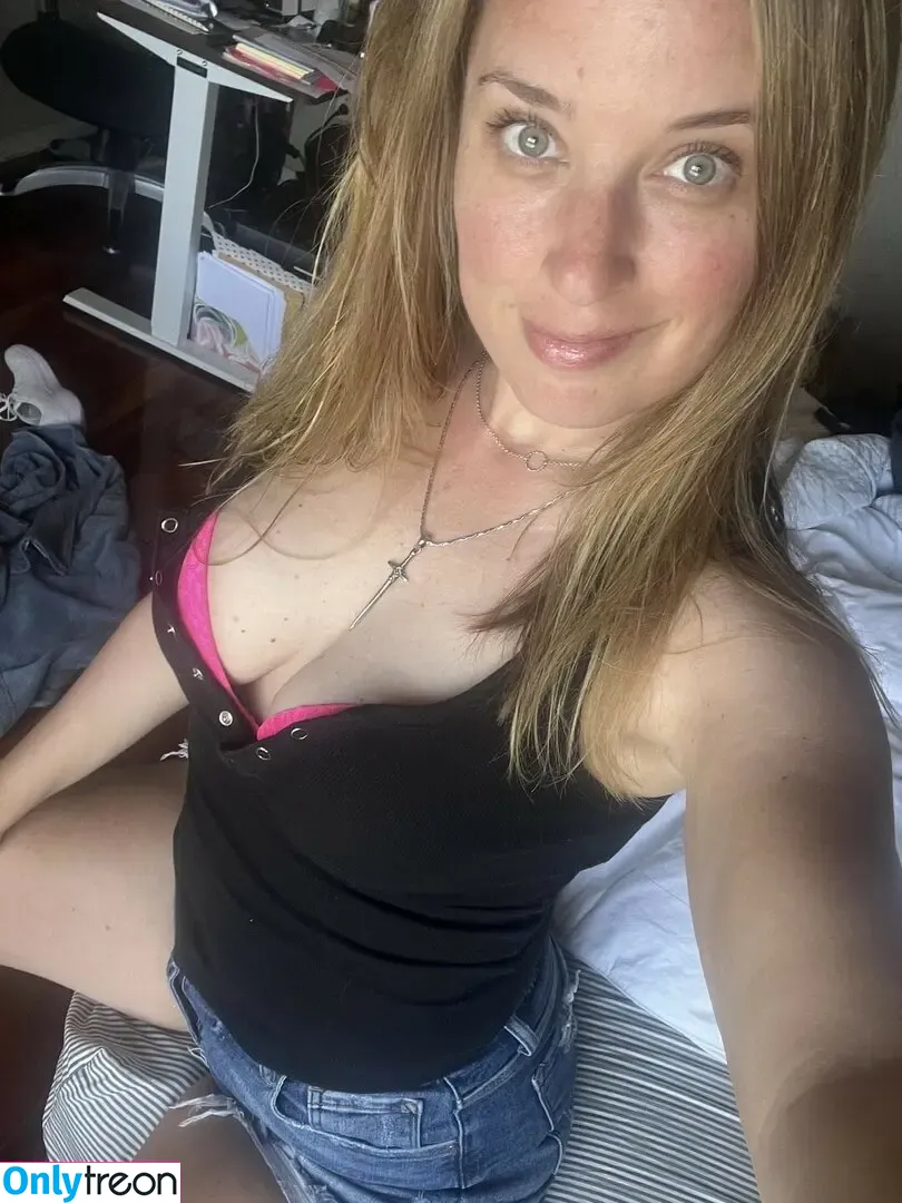 lyric_in_my_head nude photo #0237 (made_with_moxie_)