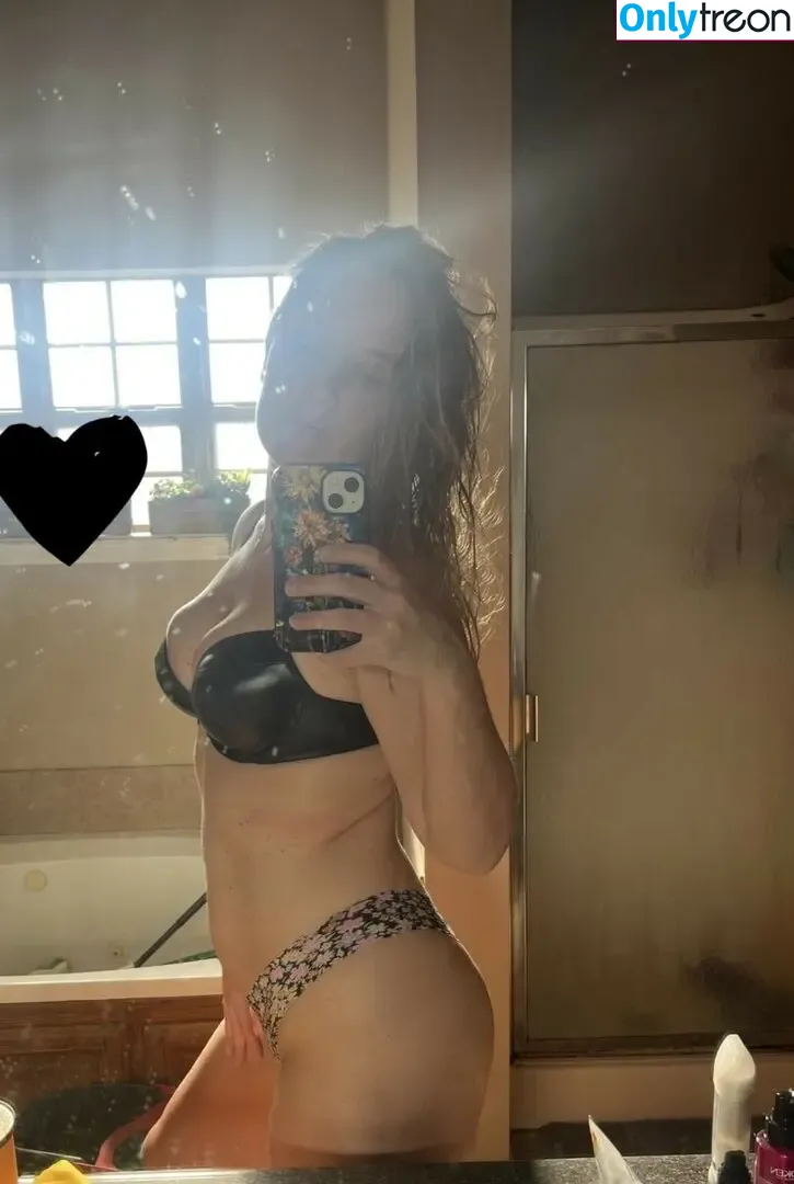 lyric_in_my_head nude photo #0240 (made_with_moxie_)