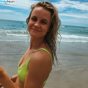 Mackenzie Lintz / mackenzickles nude photo #0058