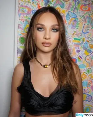 Maddie Ziegler / maddieziegler nude photo #0202