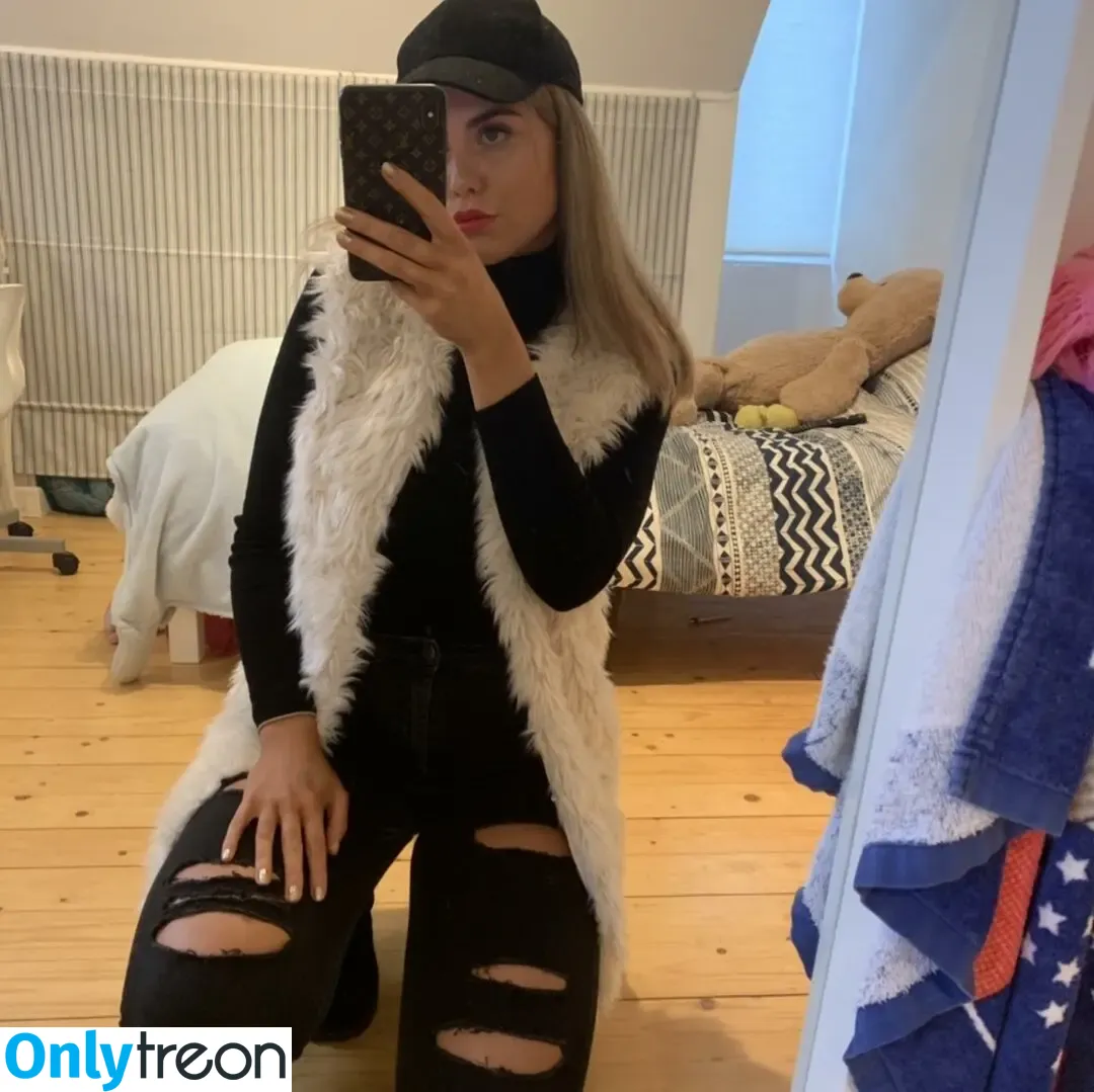 Maddison Denholm nude photo #0029 (heathermaddison / maddison_ox)