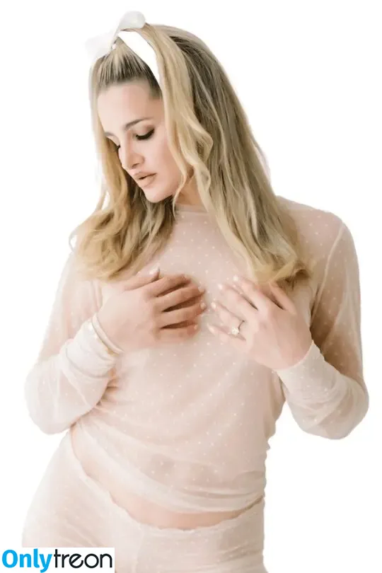 Madeleine nude photo #0025 (Madeleine)
