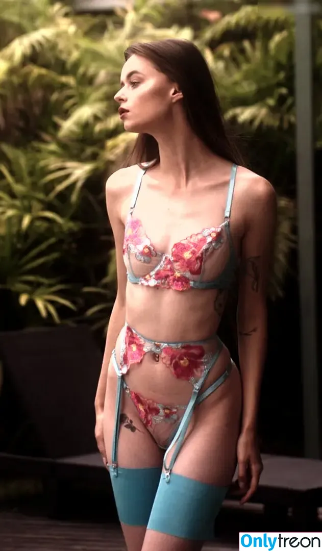 Madeline W. nude photo #0003 (madeeelinew)