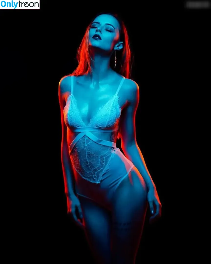 Madeline W. nude photo #0004 (madeeelinew)