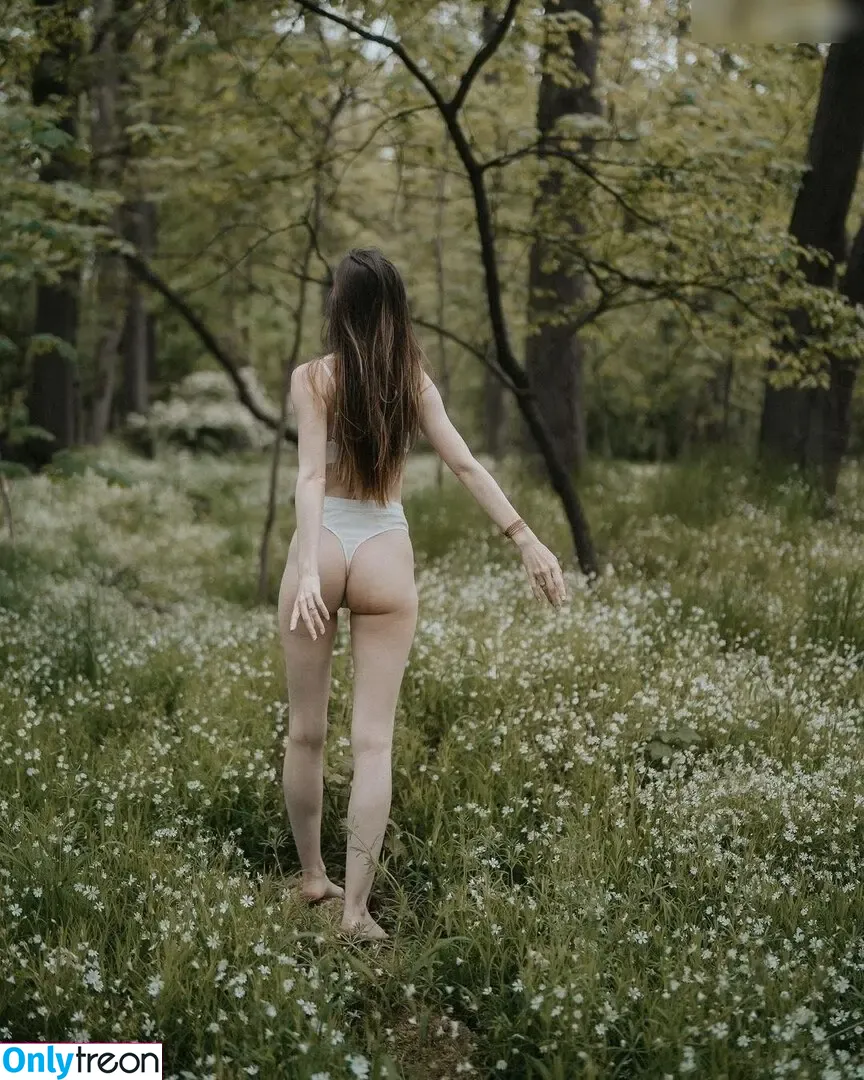Madeline W. nude photo #0009 (madeeelinew)