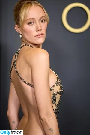 Maika Monroe / maikamonroe nude photo #0315