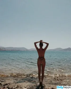 Maika Monroe / maikamonroe nude photo #0318