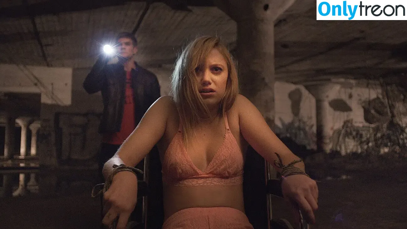 Maika Monroe nude photo #0300 (maikamonroe)