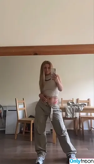 Maisie Smith / maisiesmithofficial nude photo #0017
