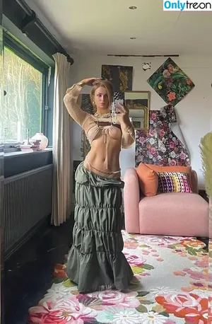 Maisie Smith / maisiesmithofficial nude photo #0432