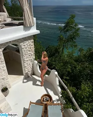 Majaaleonie nude photo #0005
