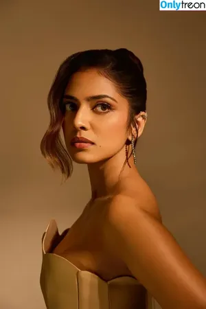 Malavika Mohanan / malavikamohanan_ nude photo #0101