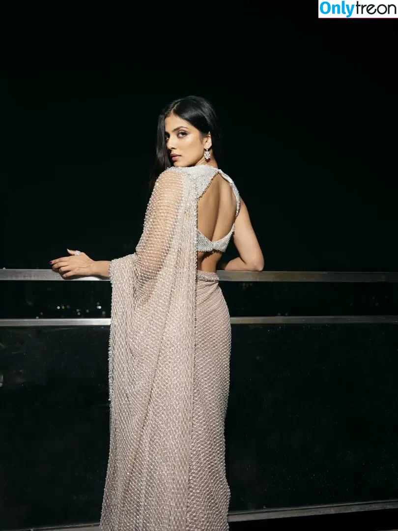 Malavika Mohanan nude photo #0085 (malavikamohanan_)