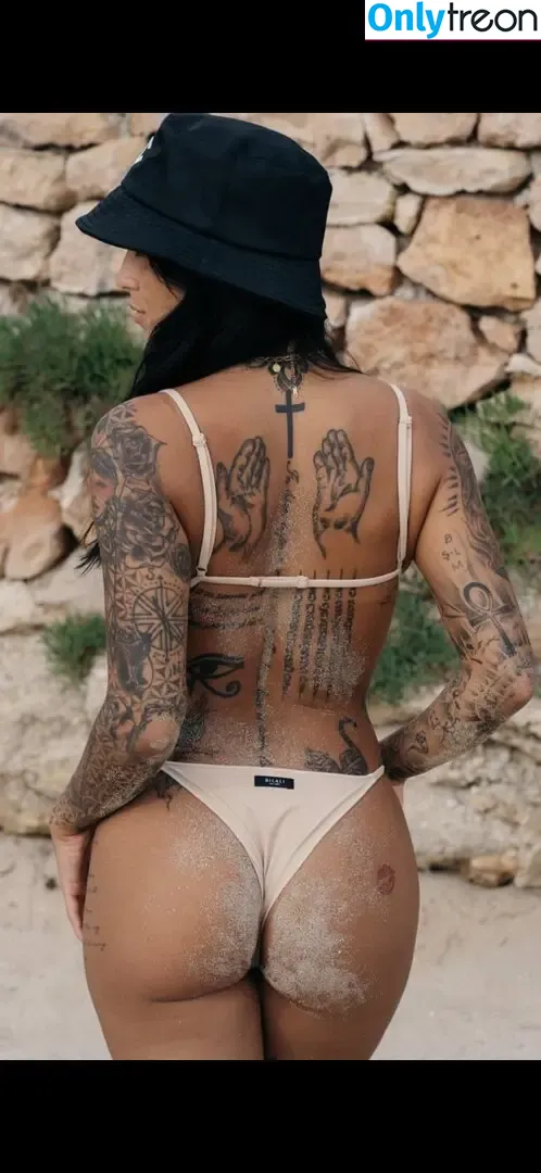 malvareezz nude photo #0020 (malvareezz)