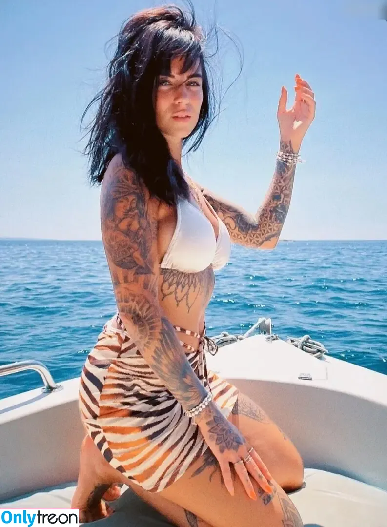 malvareezz nude photo #0051 (malvareezz)