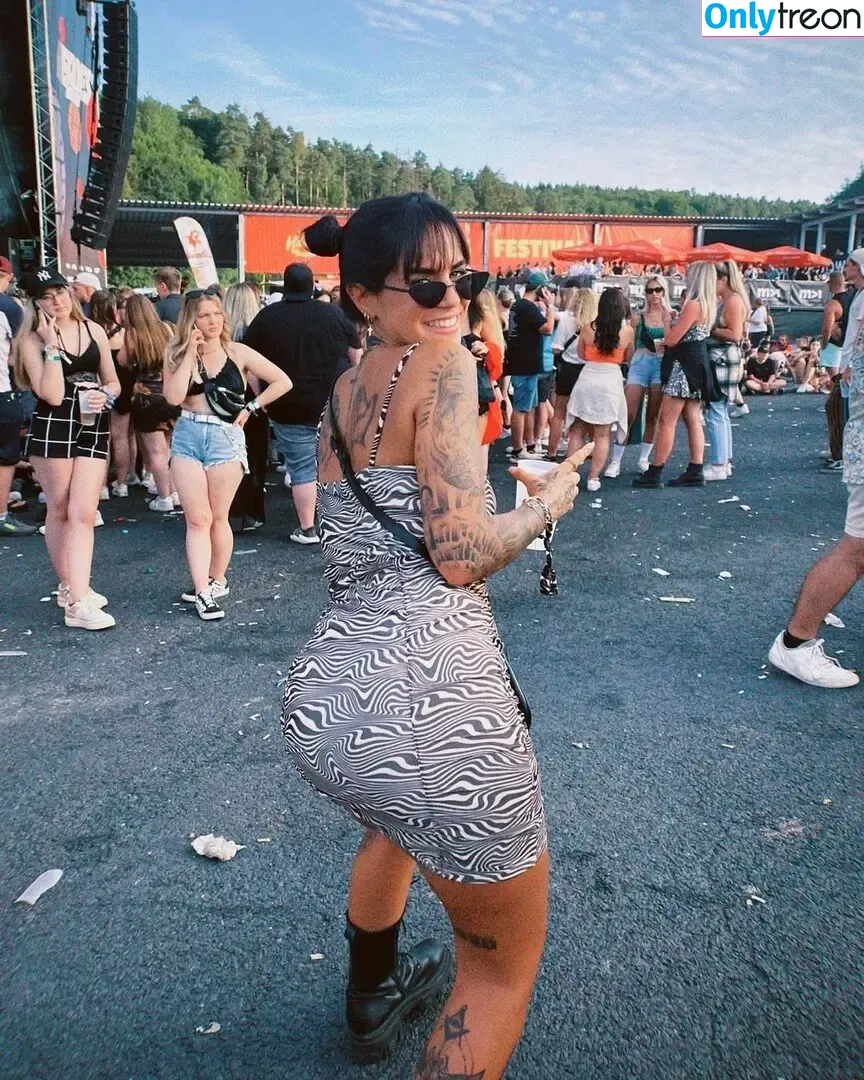 malvareezz nude photo #0065 (malvareezz)