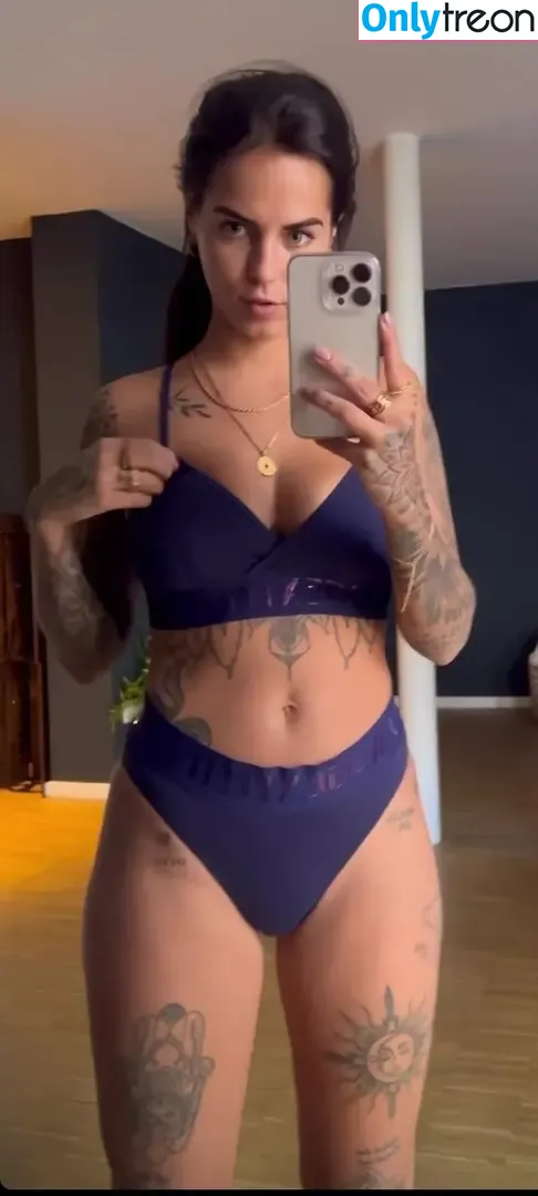 malvareezz nude photo #0073 (malvareezz)
