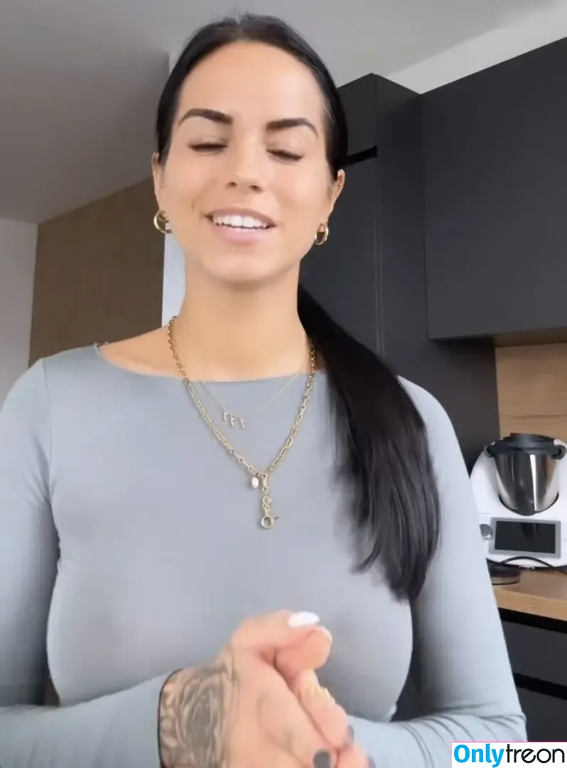 malvareezz nude photo #0111 (malvareezz)