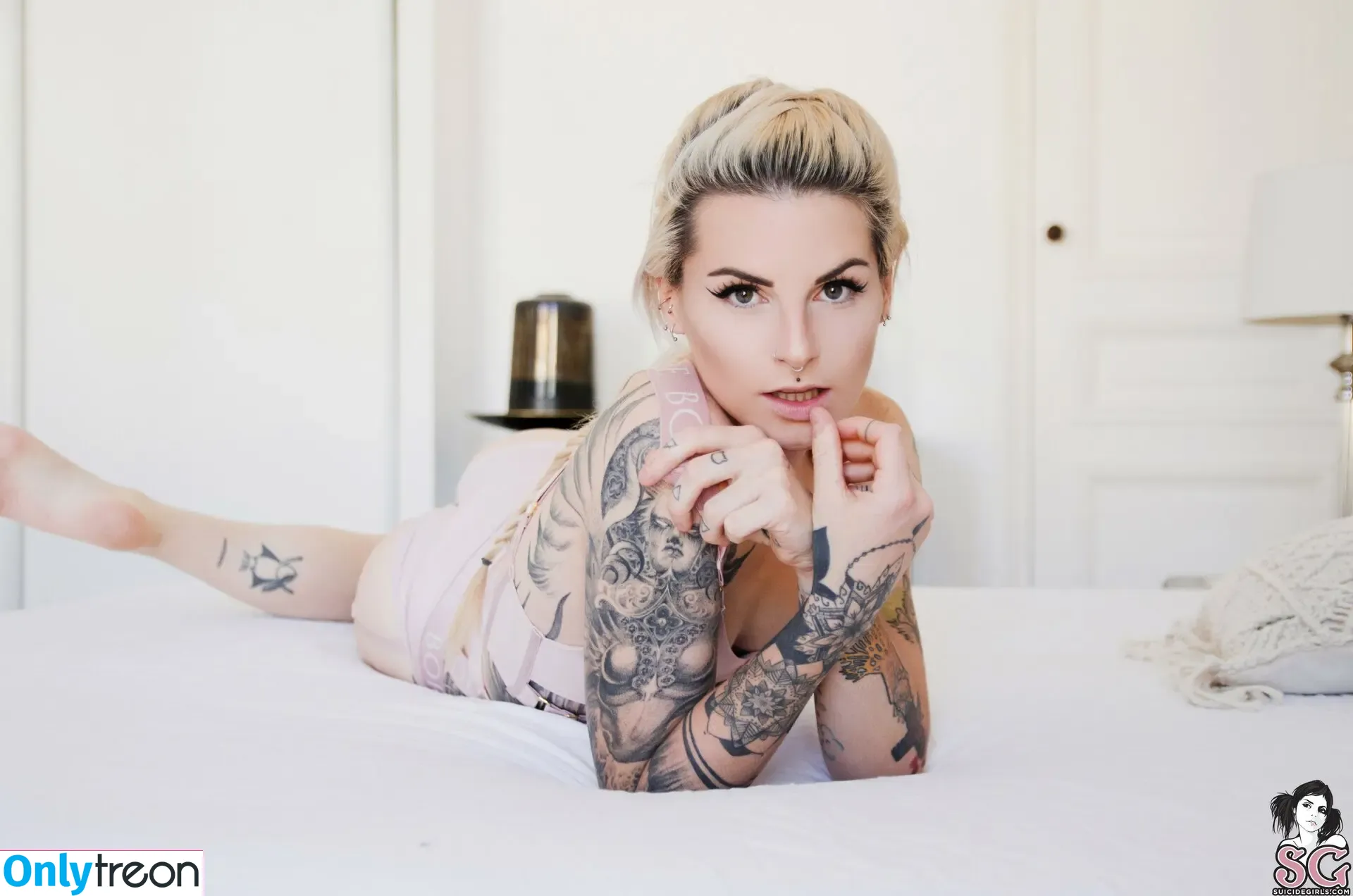 mandeelou nude photo #0093 (mandeelousg)